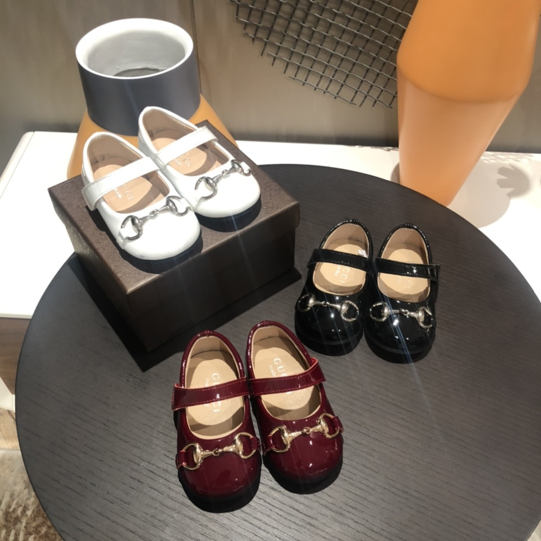 Children's shoes child